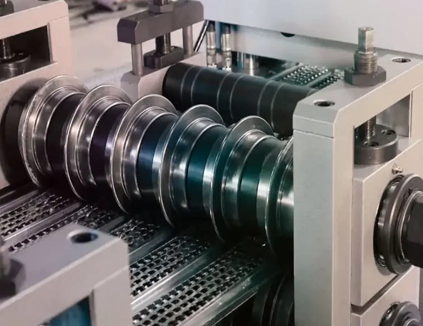 Ribbed expanded metal mesh leaving the forming rollers